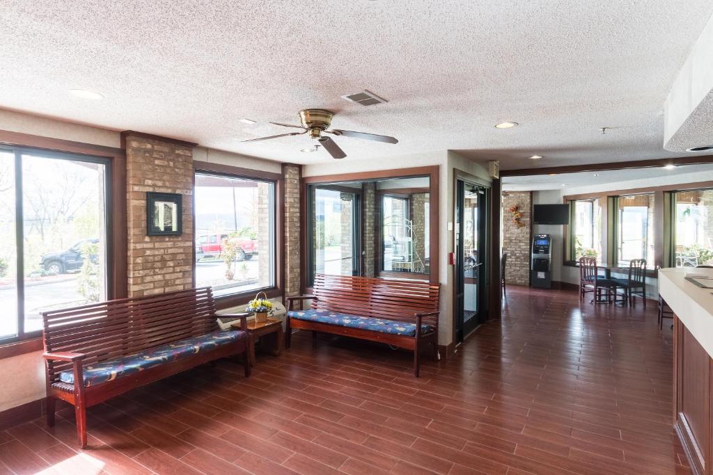 Quality Express Inn & Suites - Image 4