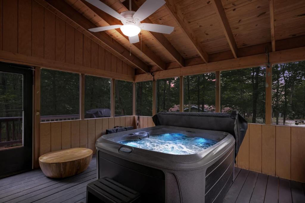 Hot Tub (Jacuzzi) - Photo 2