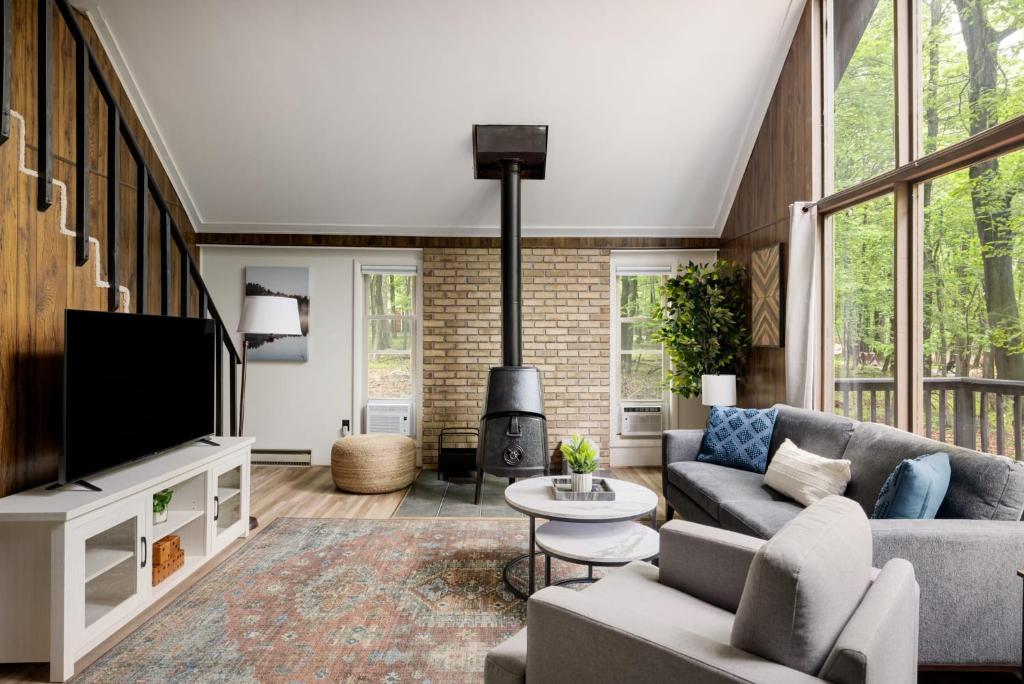 Chalet Cabin w Hot Tub WiFi Firepit Grill Deck - Image 5