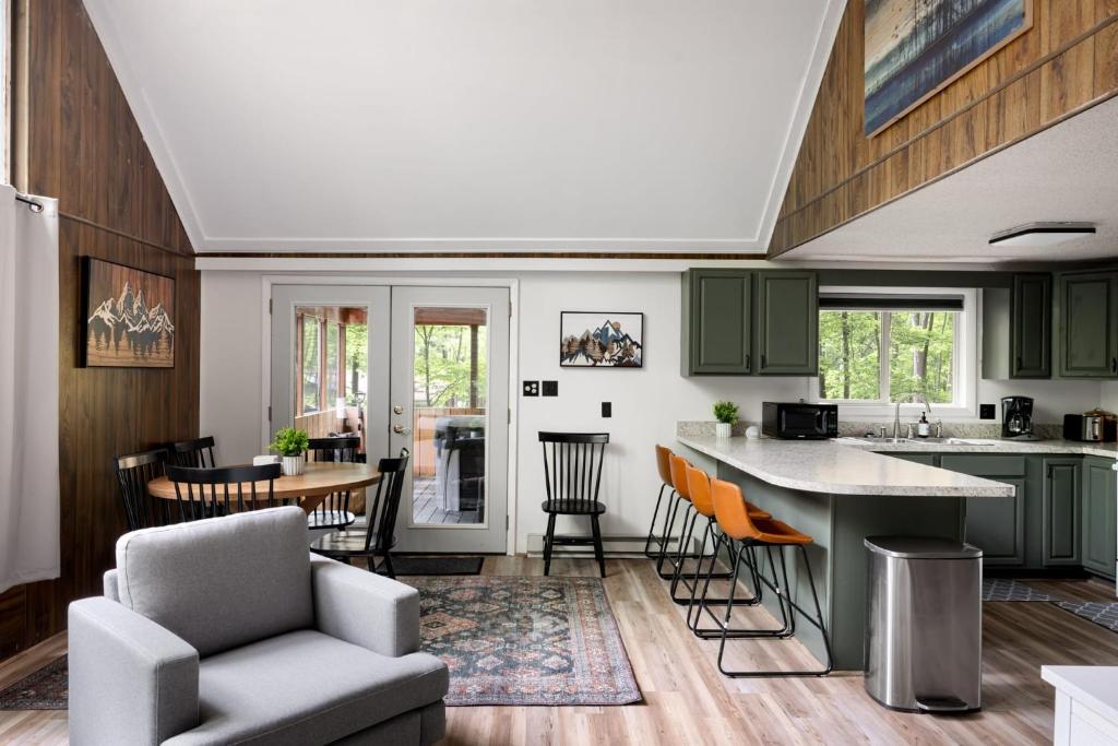 Chalet Cabin w Hot Tub WiFi Firepit Grill Deck - Image 4