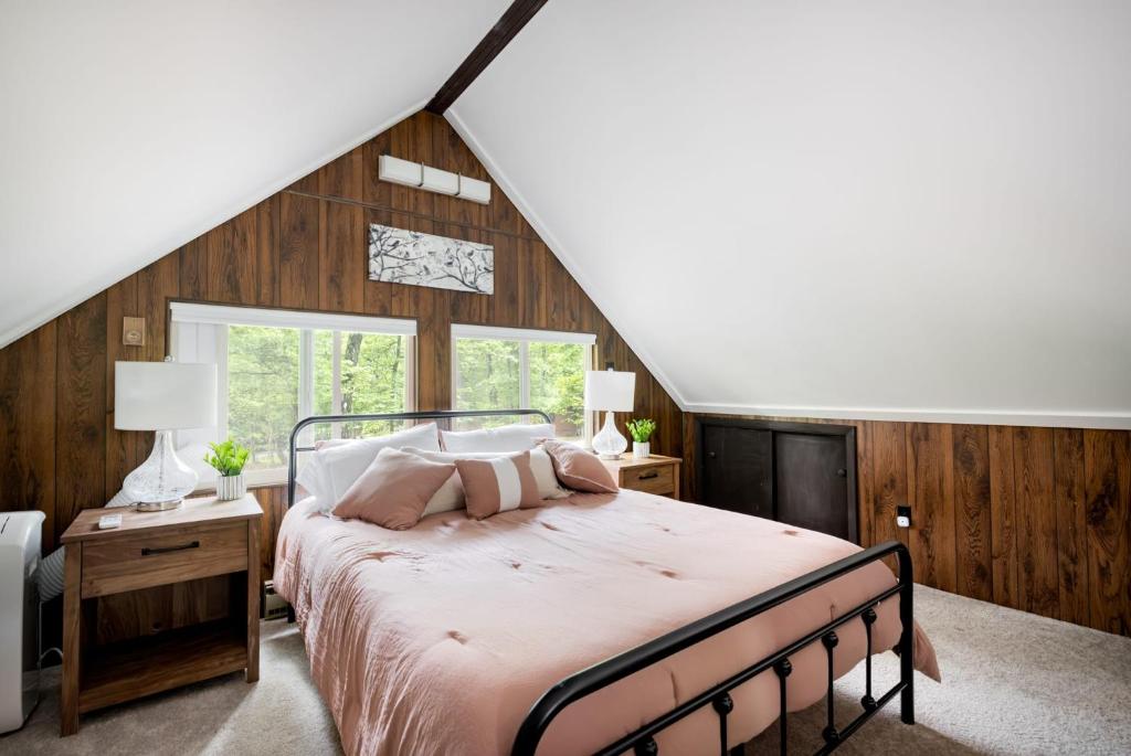 Chalet Cabin w Hot Tub WiFi Firepit Grill Deck - Image 7