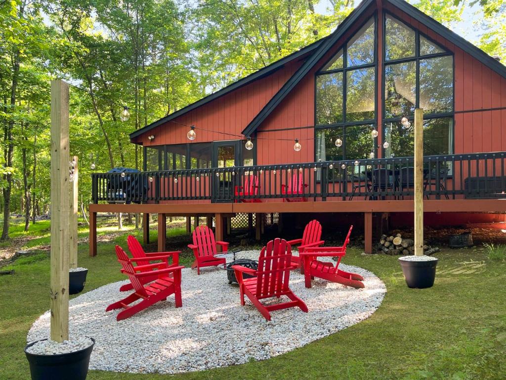 Chalet Cabin w Hot Tub WiFi Firepit Grill Deck - Image 6