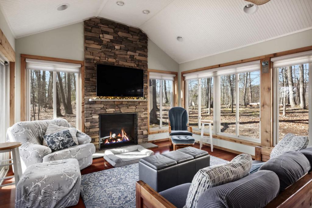 3 Fireplaces Hot Tub Fire Pit Deck Pool Access - Image 8