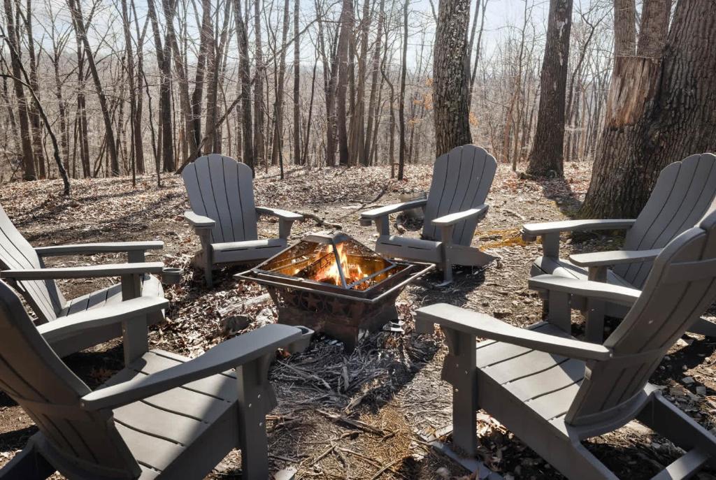 3 Fireplaces Hot Tub Fire Pit Deck Pool Access - Image 4