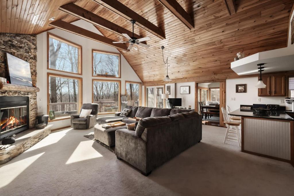 3 Fireplaces Hot Tub Fire Pit Deck Pool Access - Image 7