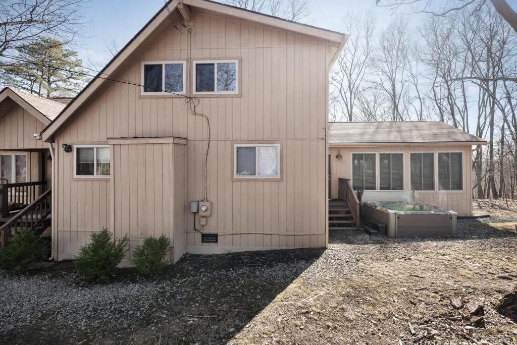 Hot Tub (Jacuzzi) - Photo 2