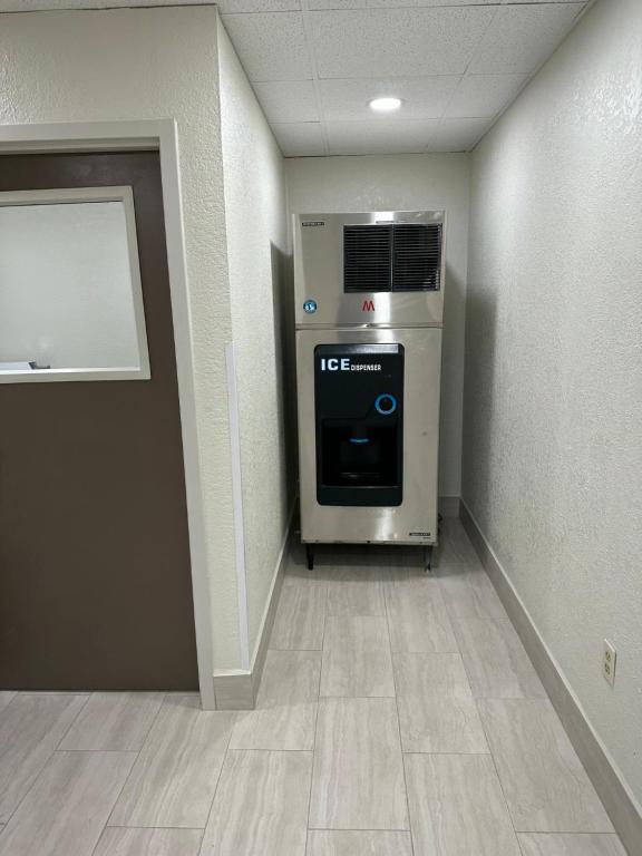 Red Roof Inn Charleston - Dunbar - Image 4