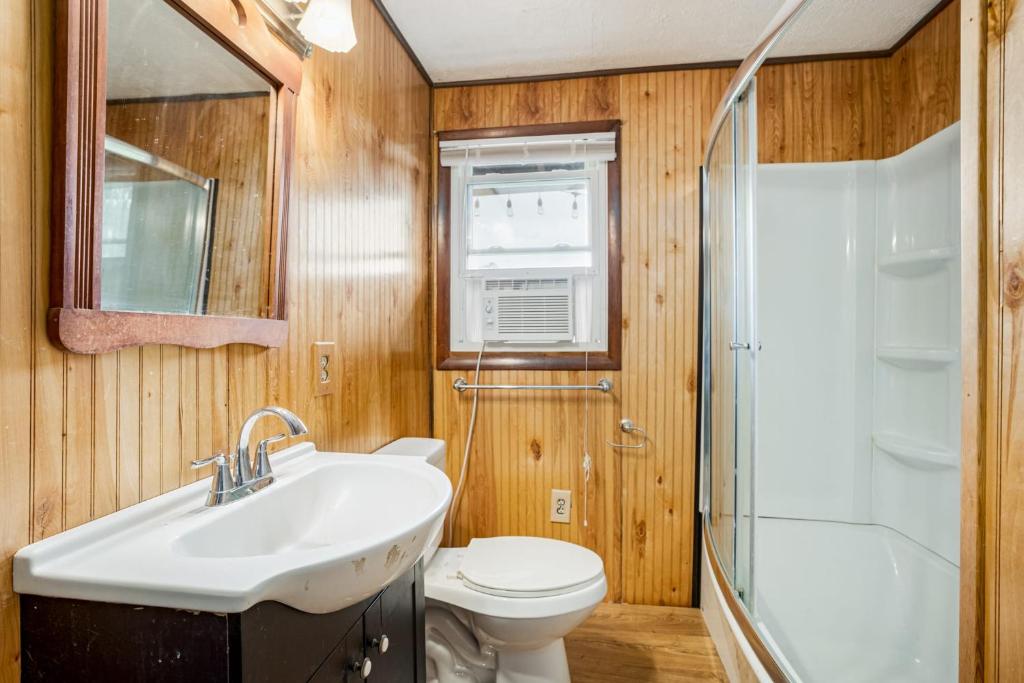 Modern Cabin w Mountain View Hot Tub & Fire Pit