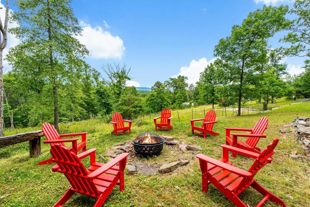 Modern Cabin w Mountain View Hot Tub & Fire Pit - Image 7