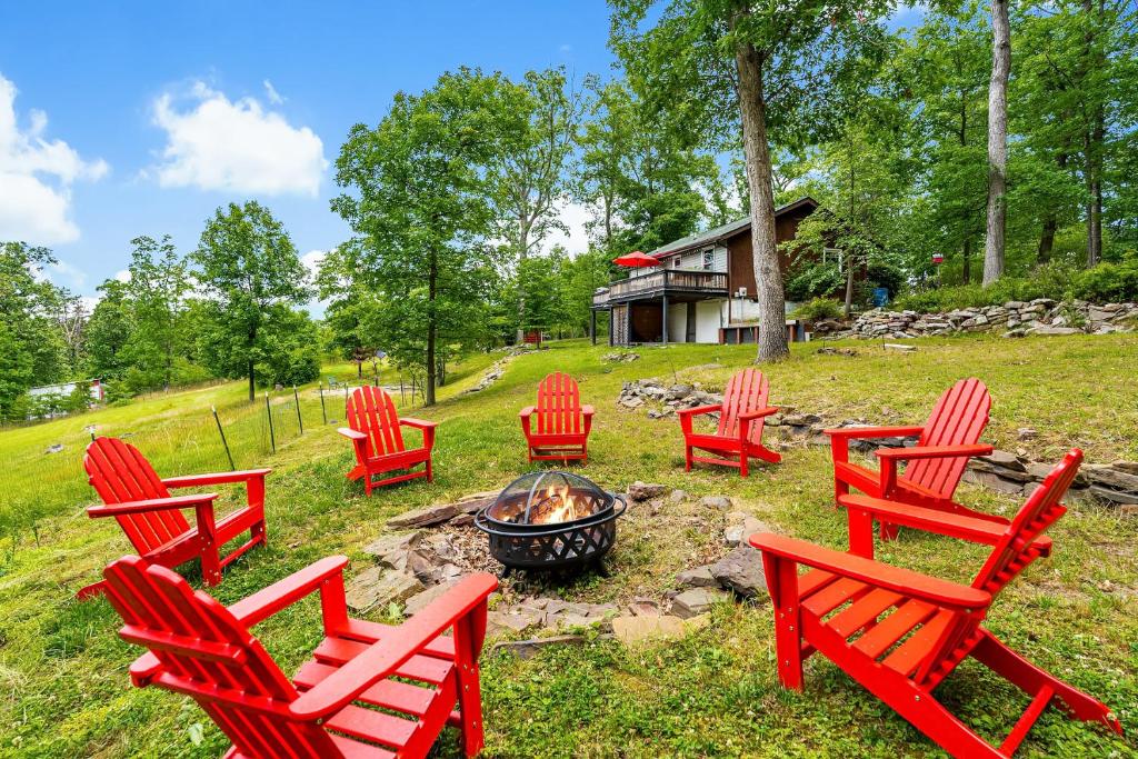 Modern Cabin w Mountain View Hot Tub & Fire Pit - Image 4
