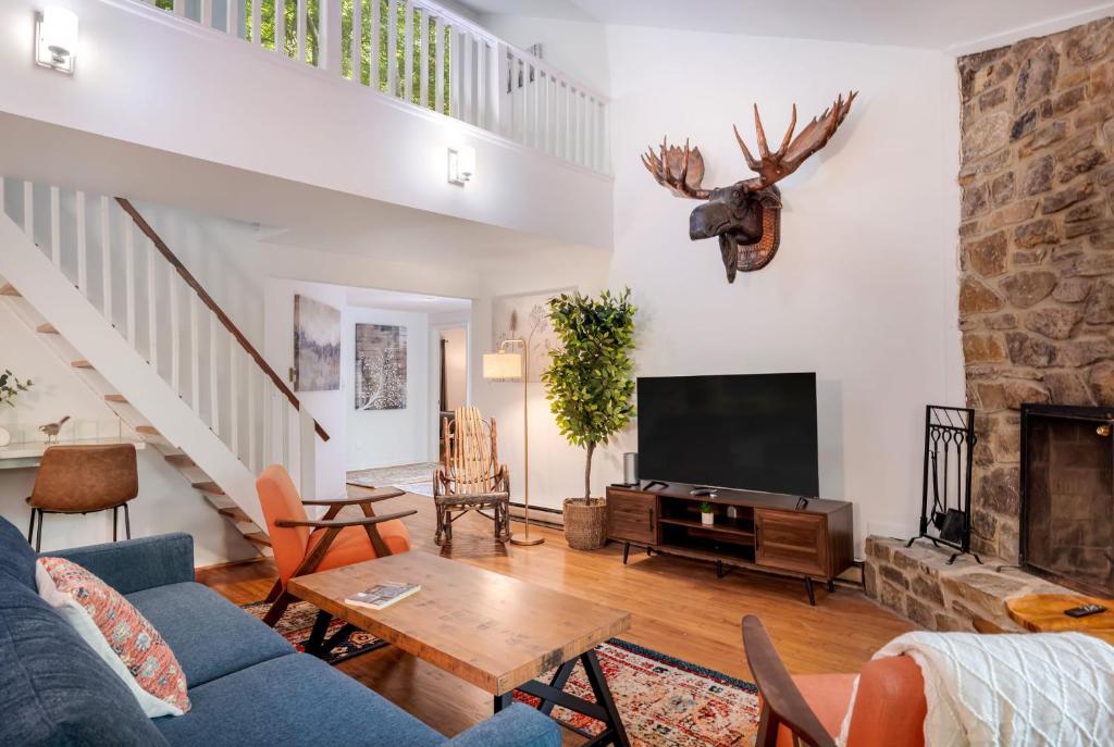 Cabin w Hot Tub, WiFi, Deck, Grill & Dog-Friendly!