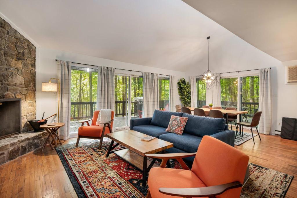 Cabin w Hot Tub, WiFi, Deck, Grill & Dog-Friendly! - Image 7