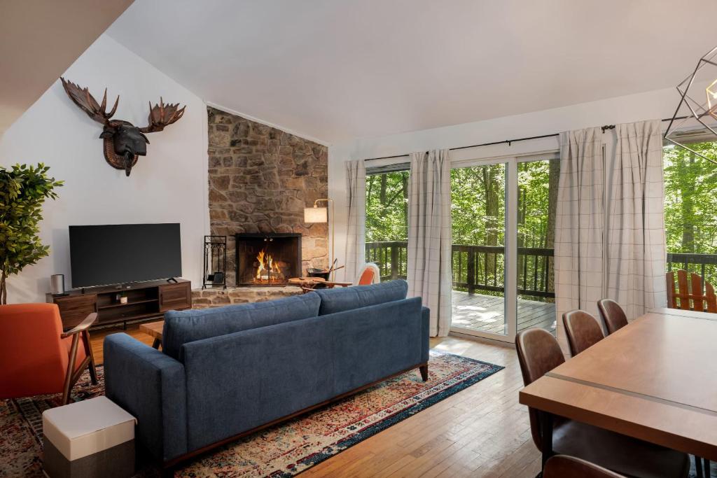 Cabin w Hot Tub, WiFi, Deck, Grill & Dog-Friendly! - Image 6