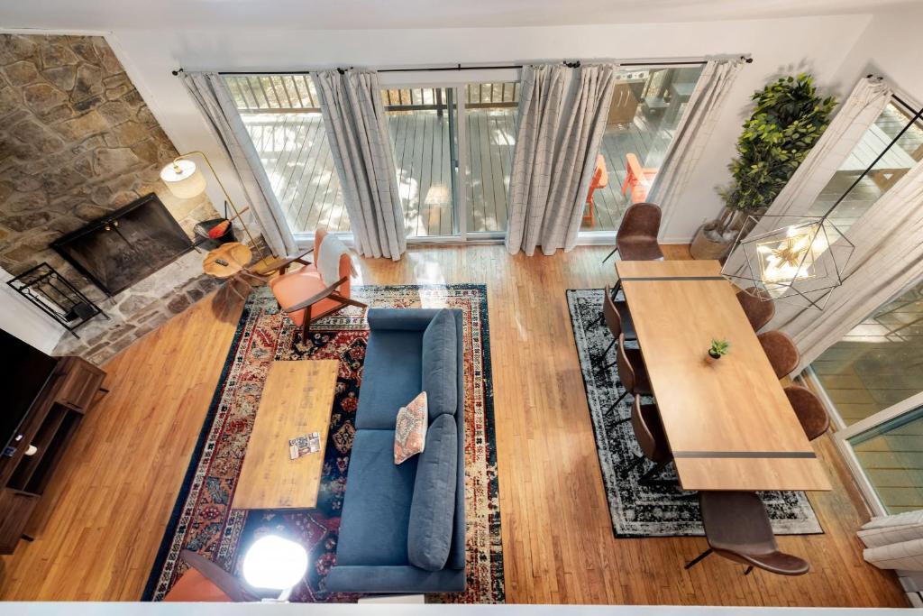 Cabin w Hot Tub, WiFi, Deck, Grill & Dog-Friendly! - Image 5