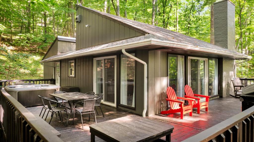 Cabin w Hot Tub, WiFi, Deck, Grill & Dog-Friendly!