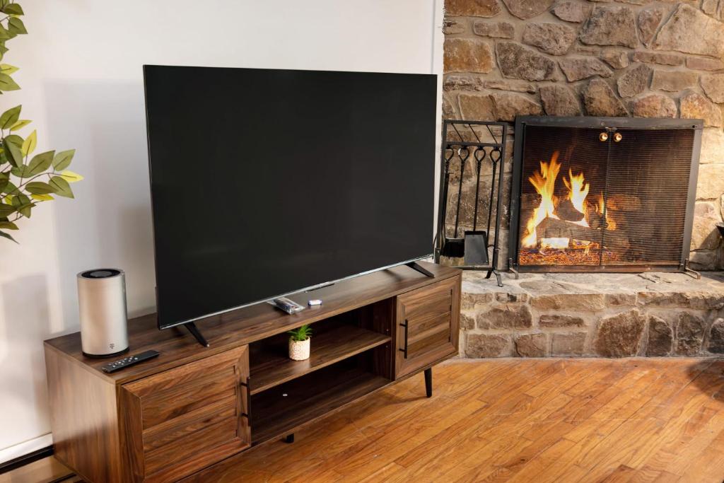 Cabin w Hot Tub, WiFi, Deck, Grill & Dog-Friendly! - Image 8