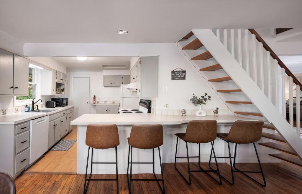 Cabin w Hot Tub, WiFi, Deck, Grill & Dog-Friendly! - Image 4