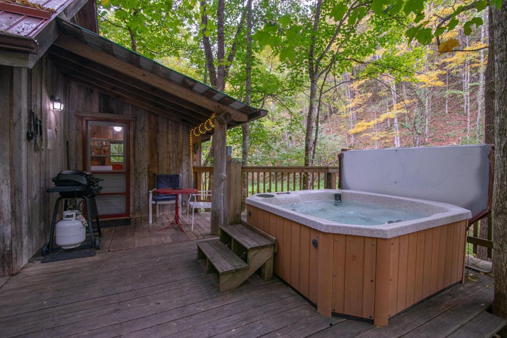 Hot Tub (Jacuzzi) - Photo 3