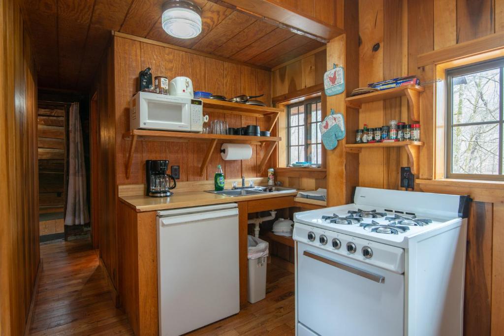 Moore House Inn & Cabins - Image 7