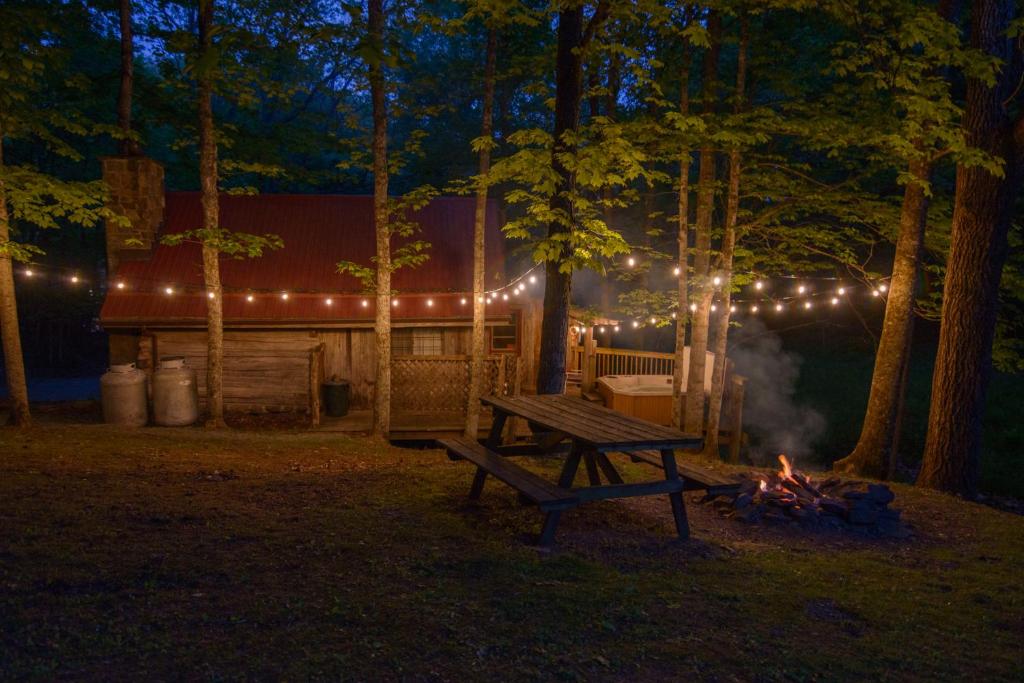 Moore House Inn & Cabins