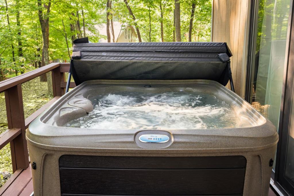 Hot Tub Fire Pit Deck Grill w Resort Amenities
