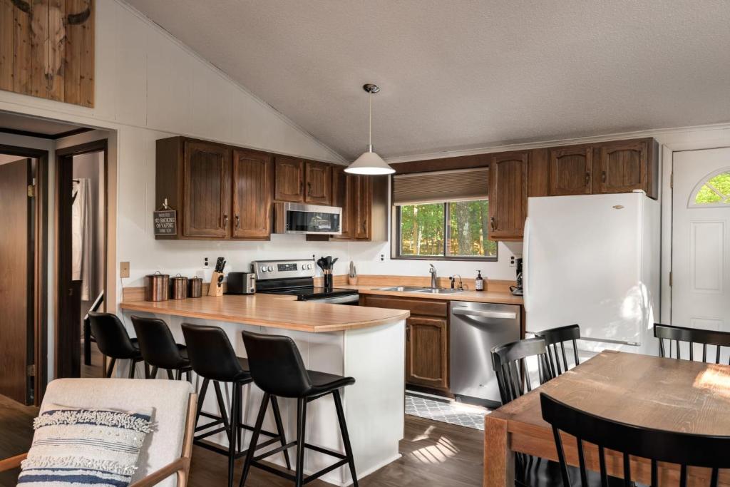 Hot Tub Fire Pit Deck Grill w Resort Amenities - Image 5