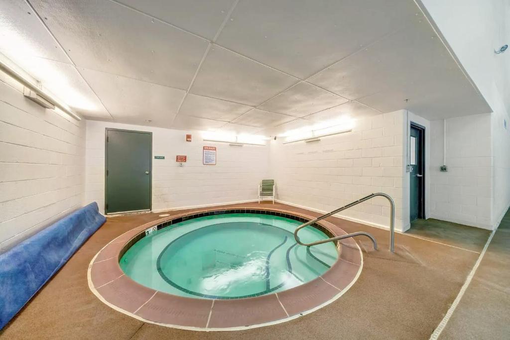 Hot Tub (Jacuzzi) - Photo 3