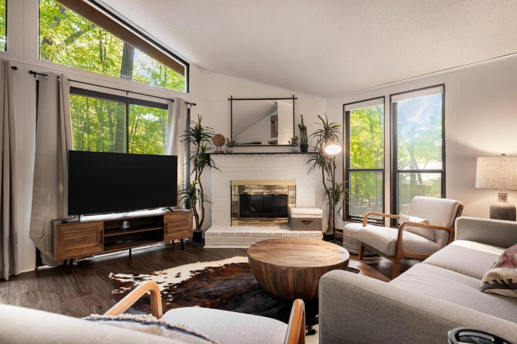 Hot Tub Fire Pit Deck Grill w Resort Amenities - Image 6