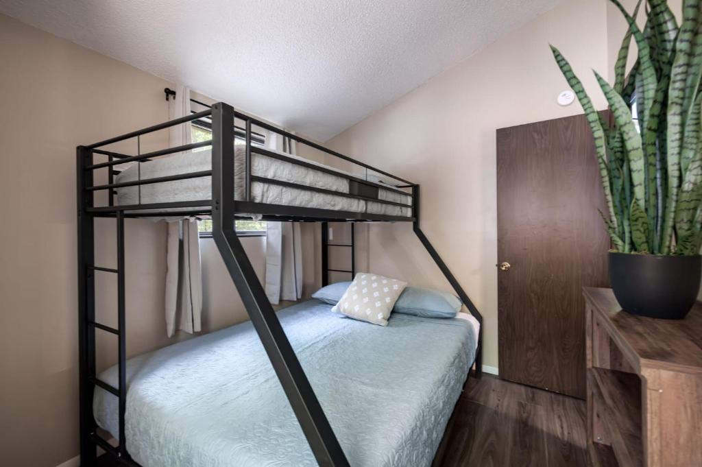 Hot Tub Fire Pit Deck Grill w Resort Amenities - Image 8