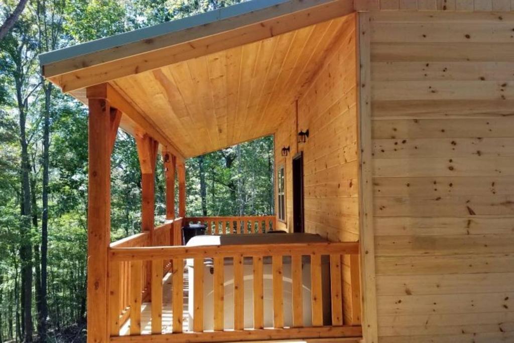 The Frontier - An Amish Built Deluxe Cabin