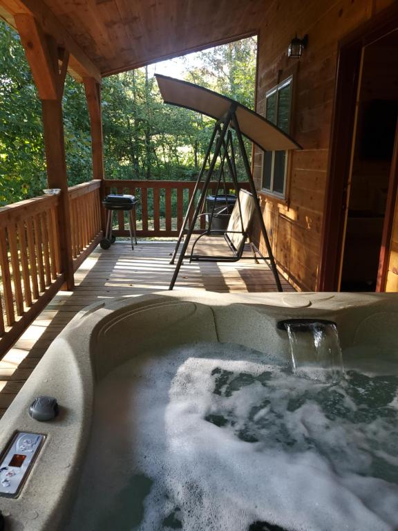 Hot Tub (Jacuzzi) - Photo 2