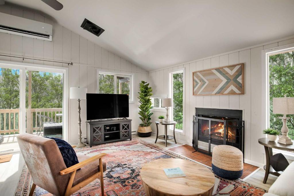 Modern Cabin w Hot Tub, Wifi & Huge Deck! - Image 6