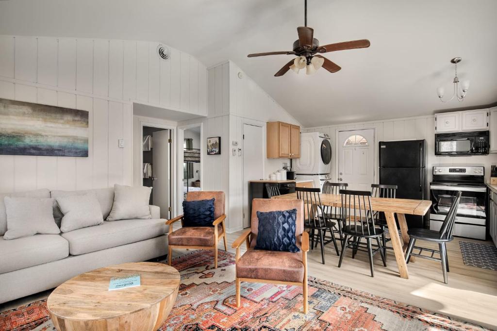 Modern Cabin w Hot Tub, Wifi & Huge Deck! - Image 5