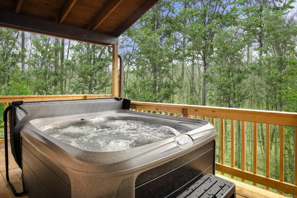 Modern Cabin w Hot Tub, Wifi & Huge Deck!