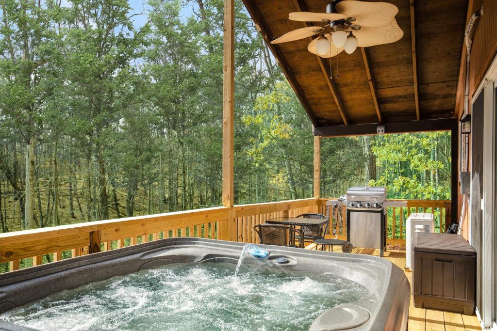 Hot Tub (Jacuzzi) - Photo 2