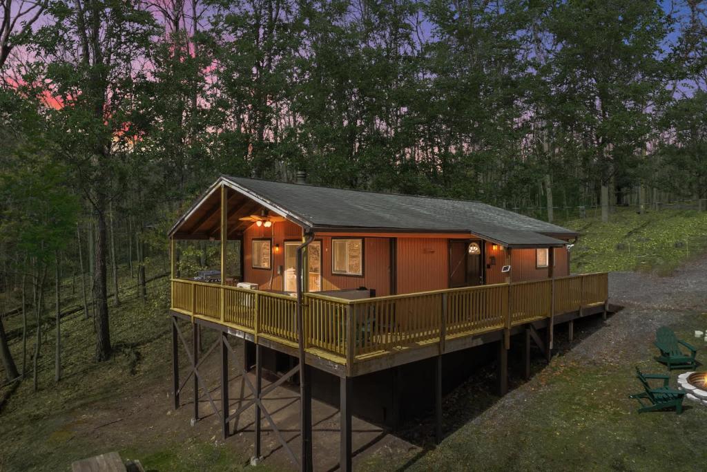 Modern Cabin w Hot Tub, Wifi & Huge Deck! - Image 7