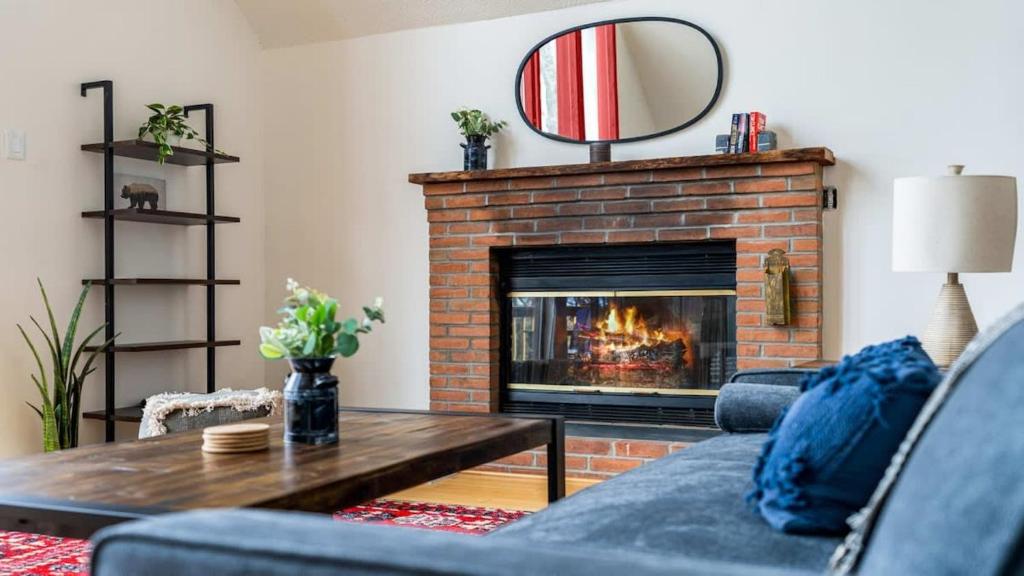 Modern Chalet w Hot Tub, Large Deck, Grill & WiFi - Image 5