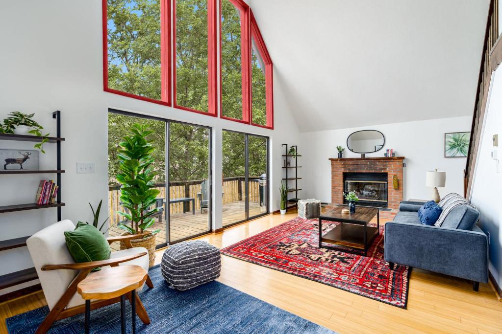 Modern Chalet w Hot Tub, Large Deck, Grill & WiFi - Image 8