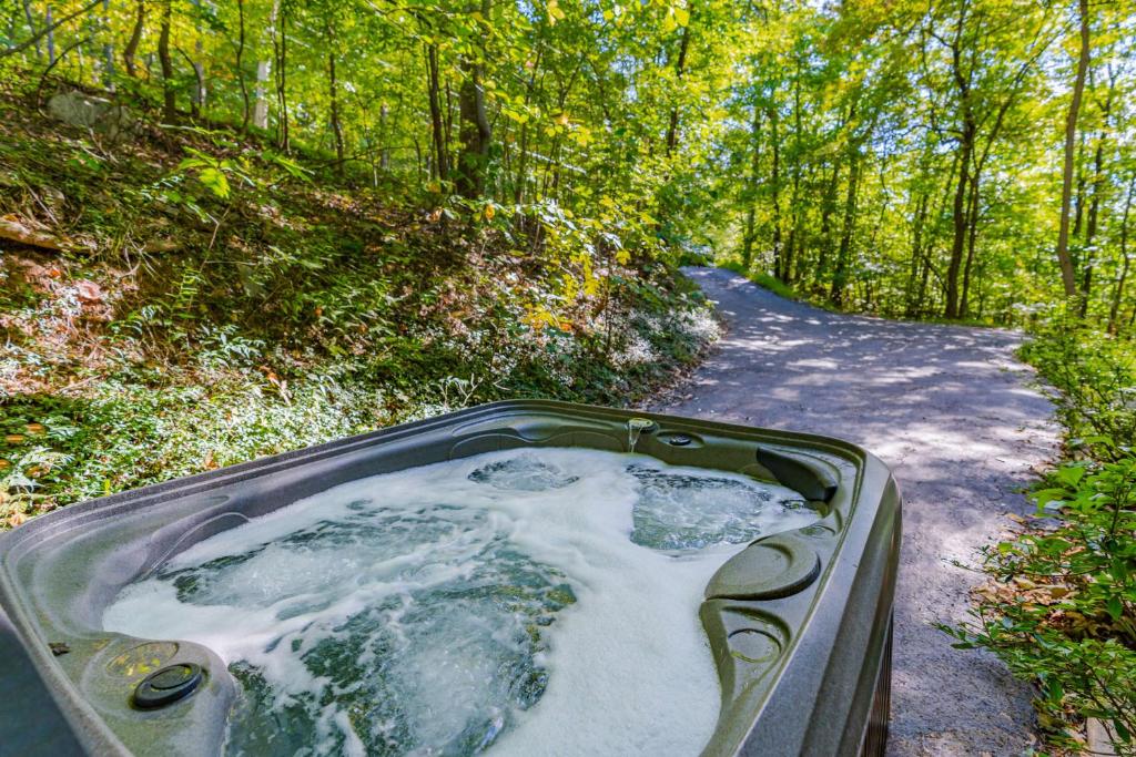 Hot Tub (Jacuzzi) - Photo 3