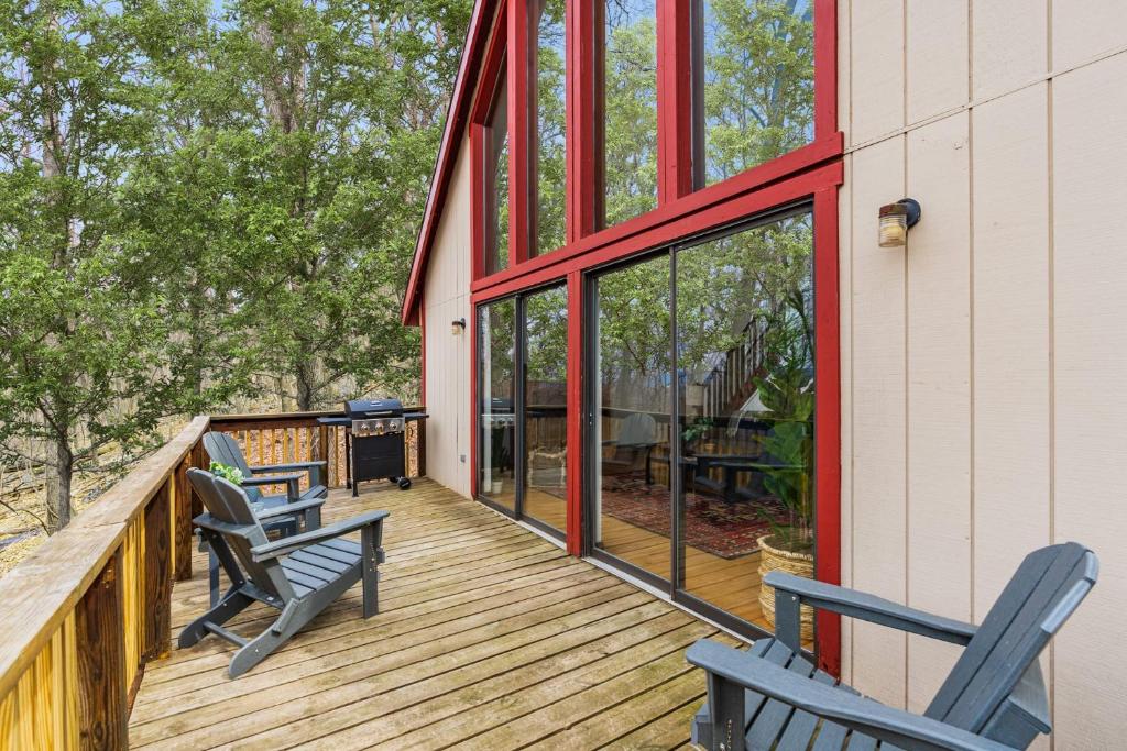 Modern Chalet w Hot Tub, Large Deck, Grill & WiFi - Image 4