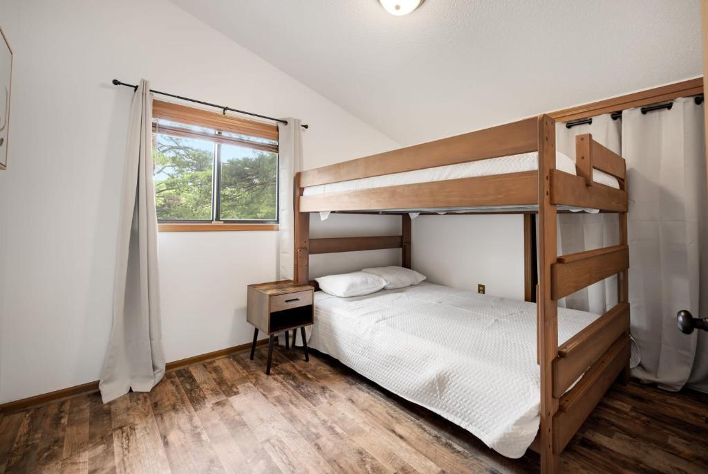 Chalet w Hot Tub Deck Fire Pit Wifi Resort Fun - Image 8