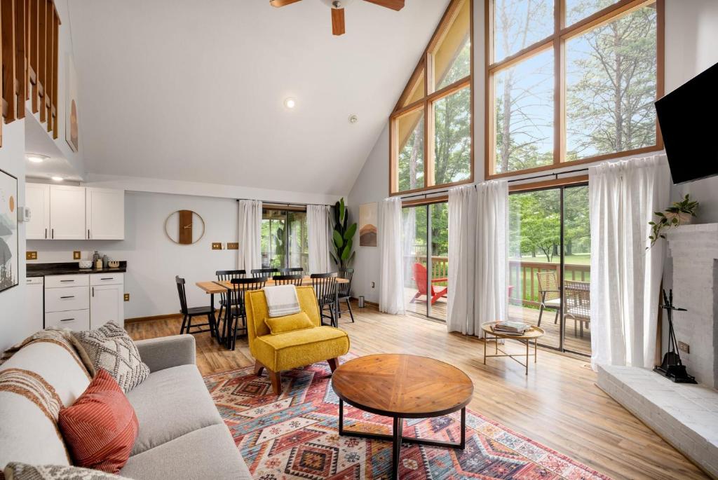 Chalet w Hot Tub Deck Fire Pit Wifi Resort Fun - Image 5