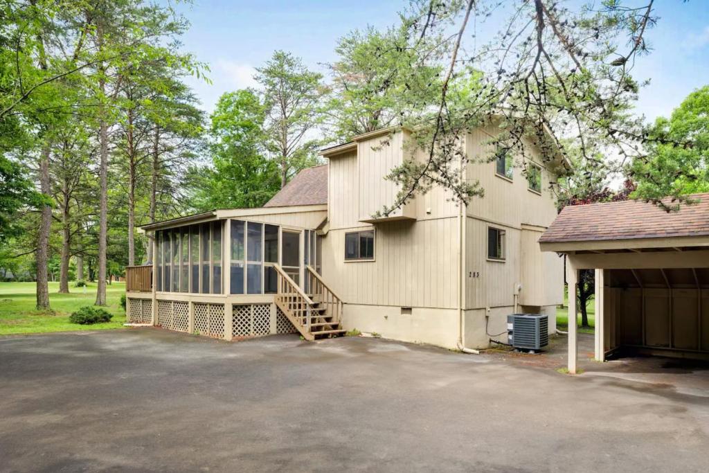 Chalet w Hot Tub Deck Fire Pit Wifi Resort Fun - Image 7