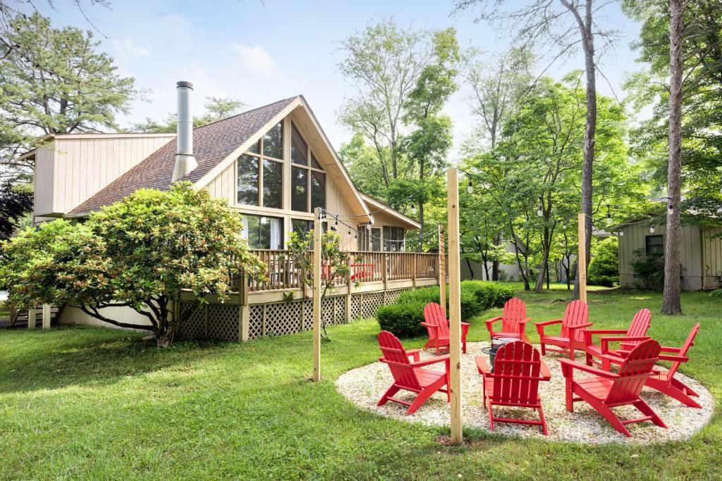 Chalet w Hot Tub Deck Fire Pit Wifi Resort Fun