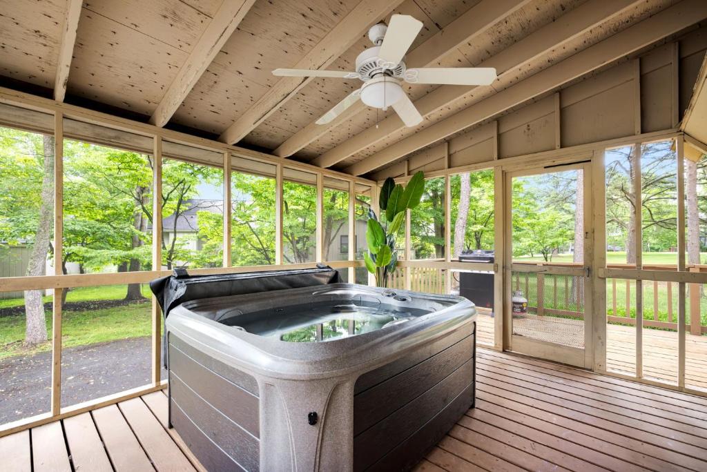 Hot Tub (Jacuzzi) - Photo 3