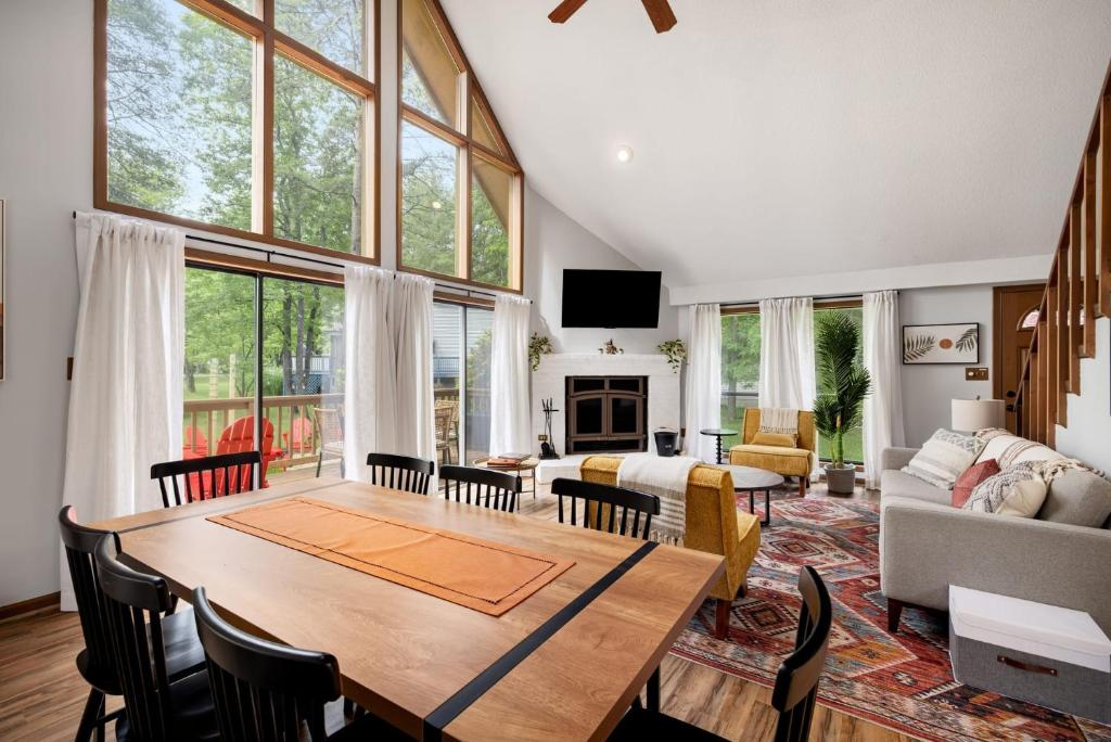 Chalet w Hot Tub Deck Fire Pit Wifi Resort Fun - Image 6