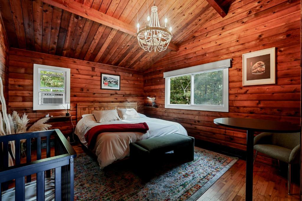 Iconic Chalet with Sauna, Hot Tub, Fire Pit, Plunge - Image 6