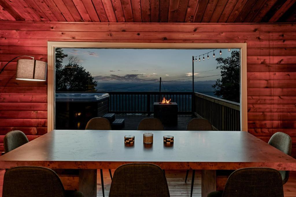 Iconic Chalet with Sauna, Hot Tub, Fire Pit, Plunge