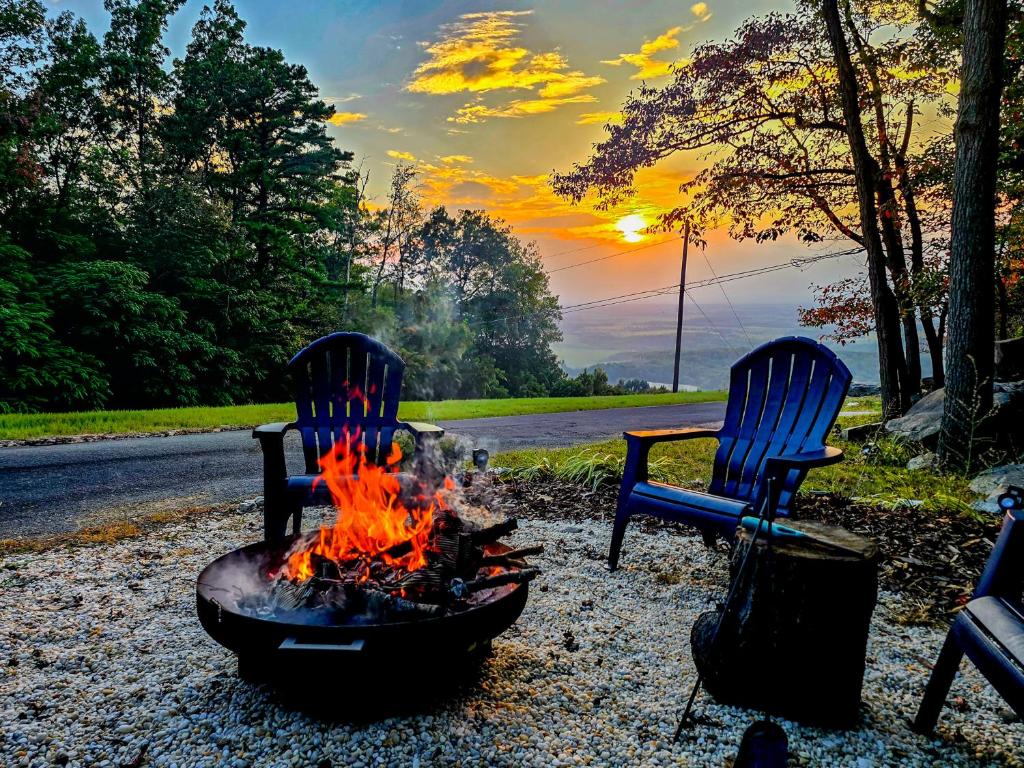 Iconic Chalet with Sauna, Hot Tub, Fire Pit, Plunge - Image 5
