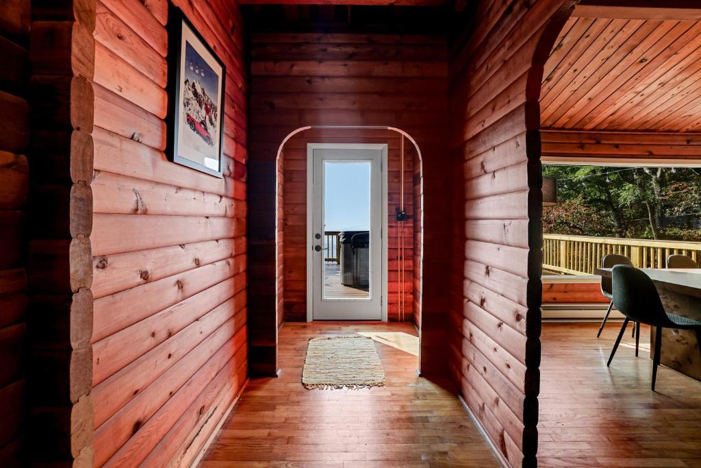 Hot Tub (Jacuzzi) - Photo 3